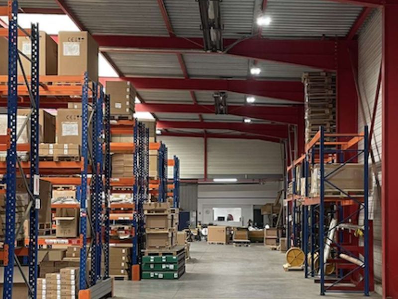 Installateur d’éclairage industriel à&nbsp;led